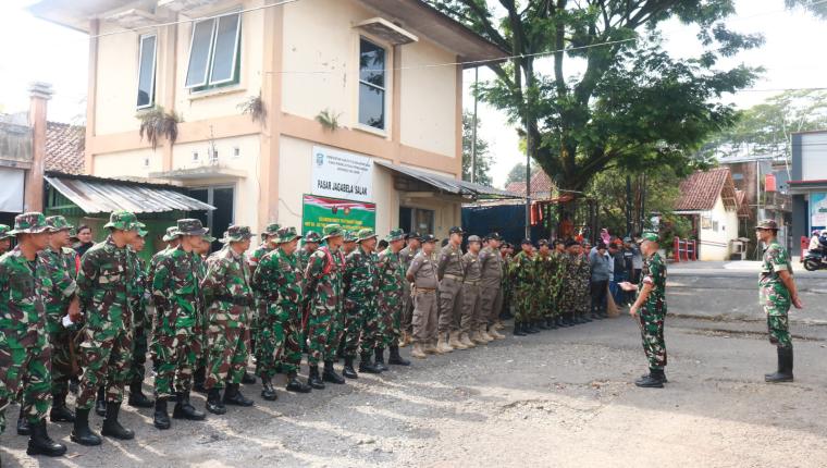 Sinergi TNI, Polri, dan Warga Banjarnegara Bersihkan Pasar Salak