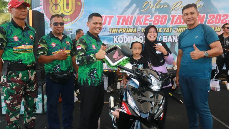 Kebersamaan TNI dan Rakyat Banjarnegara di Fun Bike HUT TNI