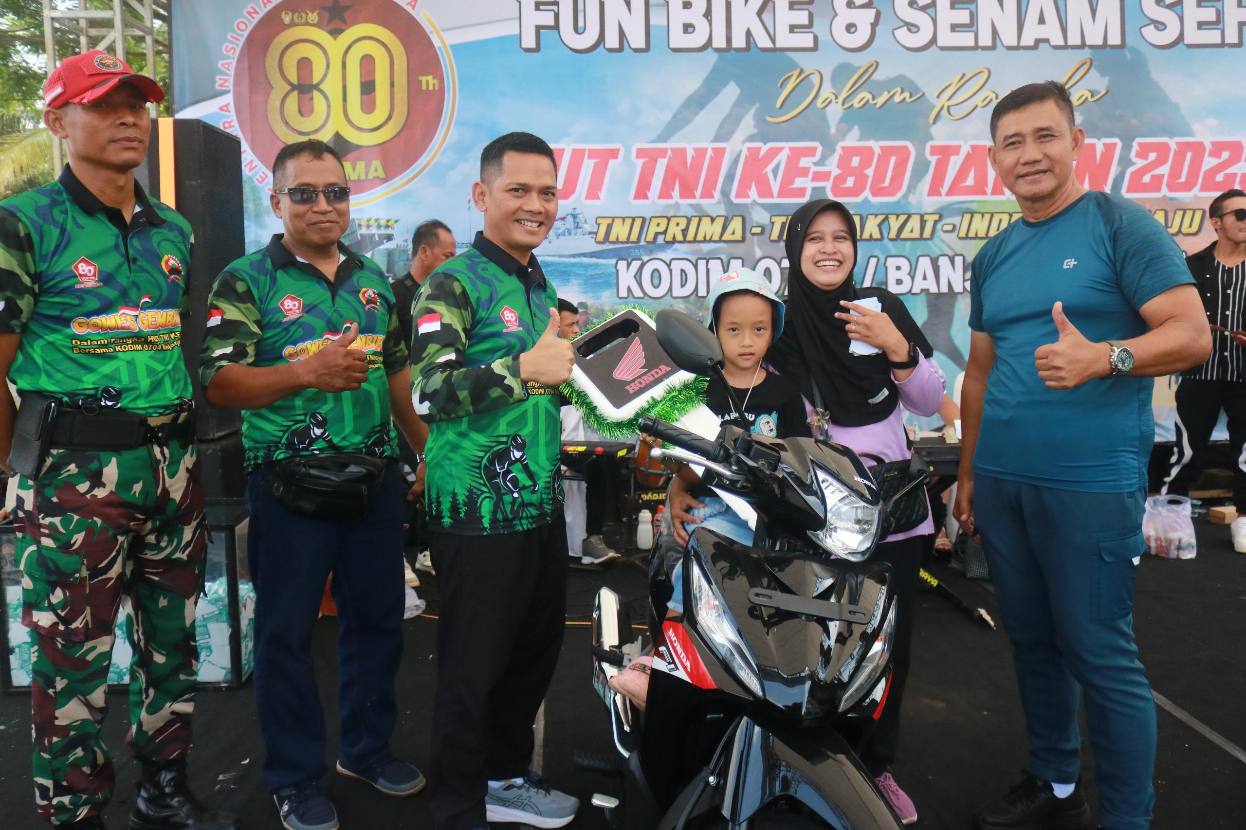Kebersamaan TNI dan Rakyat Banjarnegara di Fun Bike HUT TNI
