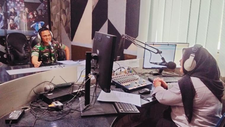Dandim Banjarnegara Ajak Pemuda Daftar TNI Lewat Podcast Radio