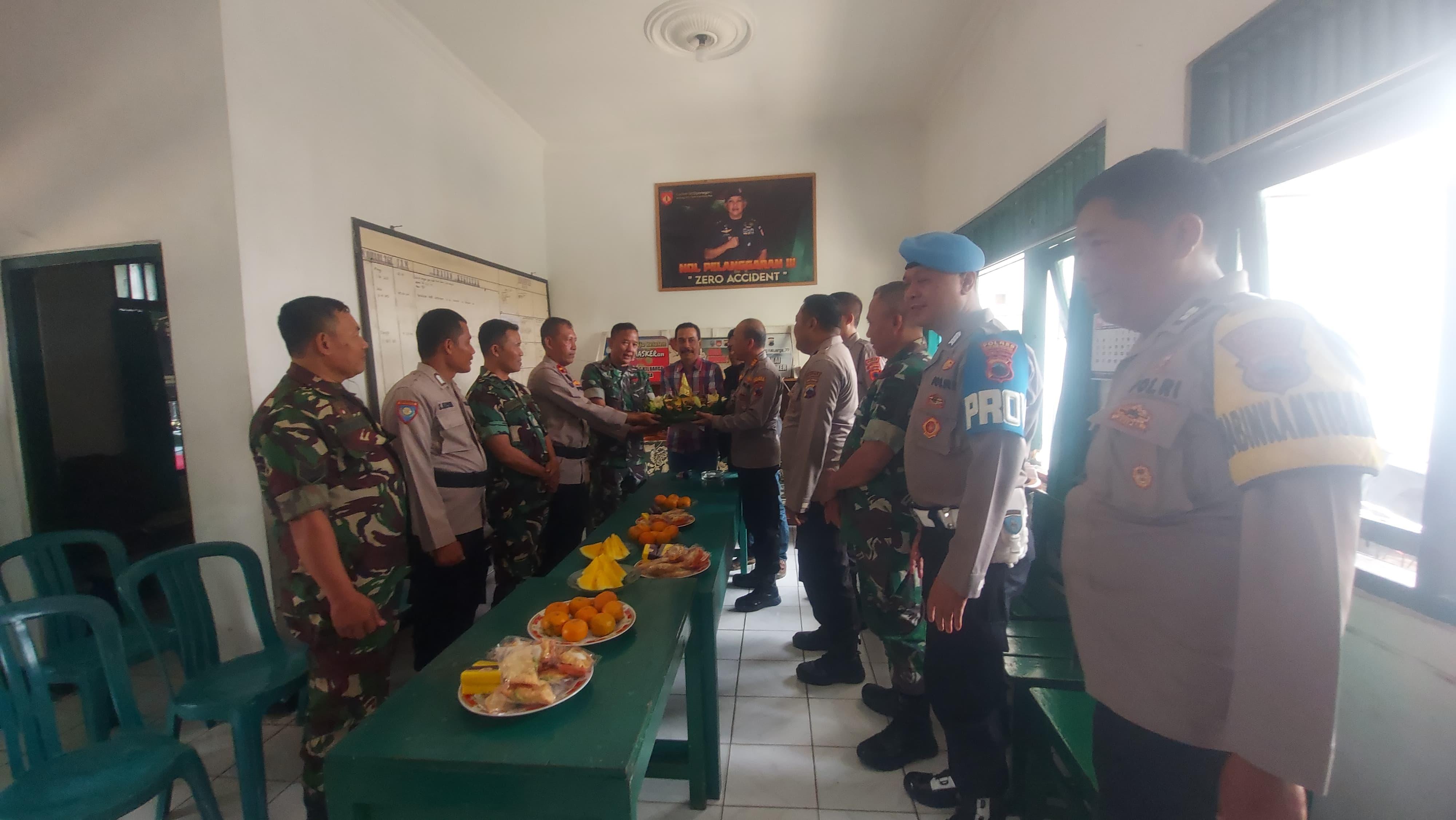 Kejutan Ucapan Ulang Tahun TNI Dari Jajaran Polsek Banjarnegara Ke Koramil 01 Banjarnegara