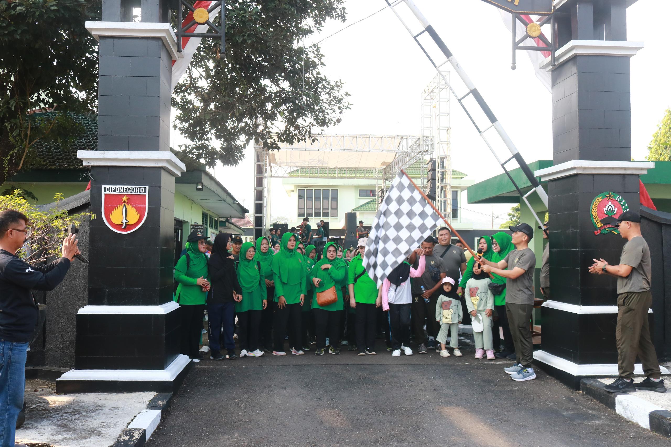 Jalan Sehat HUT TNI ke-80 Wujud Kebersamaan Keluarga Besar Kodim 0704 Banjarnegara