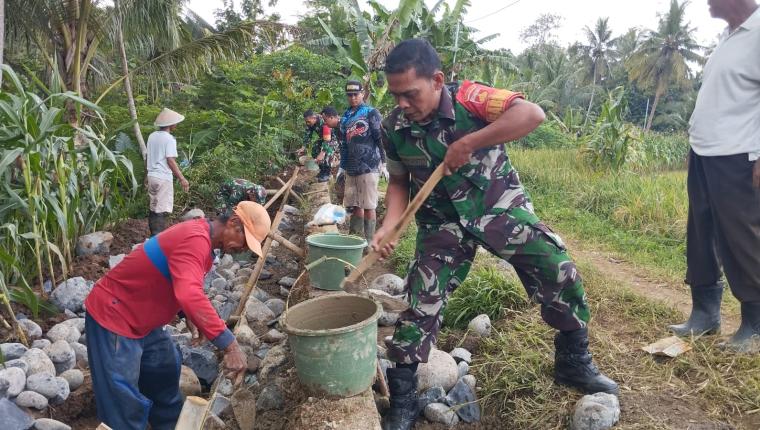 TNI Manunggal dengan Rakyat Kerja Bakti Perbaiki Irigasi Pertanian