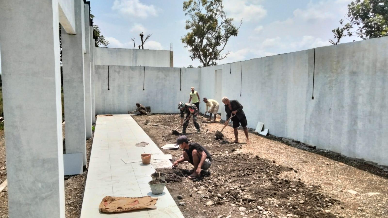 Babinsa Berta Kawal Pemasangan Keramik Gerai KDKMP di Susukan