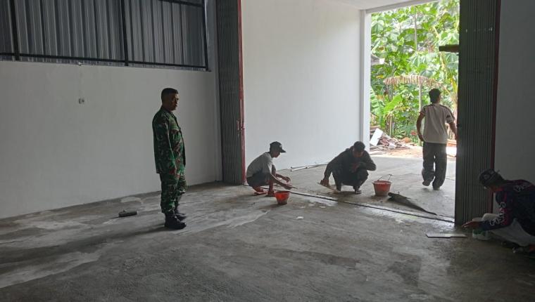 Babinsa Desa Wanakarsa Awasi Pembangunan KDKMP Fokus Pekerjaan Lantai Gudang dan Gerai