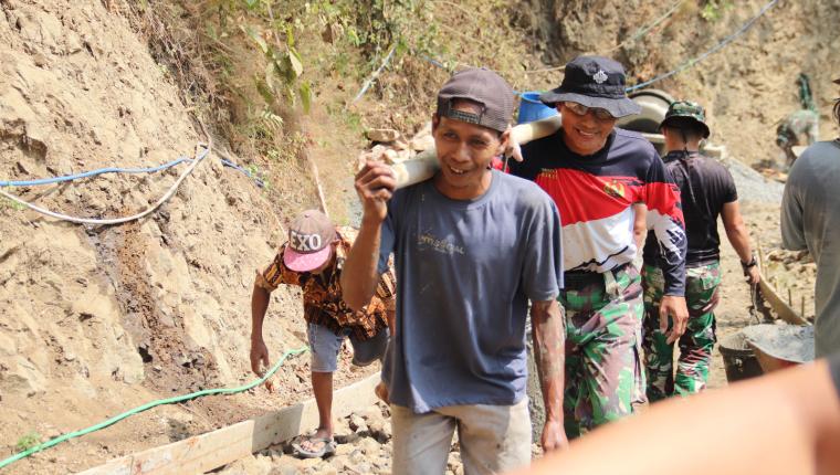 Pikulan Bambu Satukan Langkah Praka Ari dan Tono Antar Adukan Demi Jalan Desa