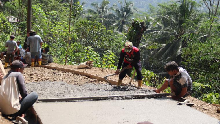 Pak Sakum Jadi Teladan Semangat Gotong Royong Hidupkan TMMD