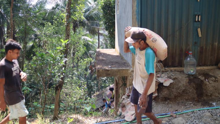 Langsir Semen Dukung Pengecoran Rabat Beton TMMD