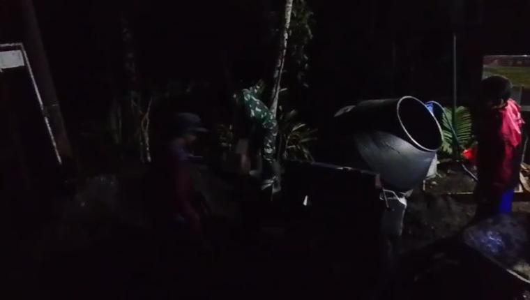 Demi Jalan Warga Satgas dan Warga Rela Lembur hingga Malam