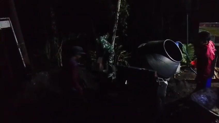 Demi Jalan Warga Satgas dan Warga Rela Lembur hingga Malam
