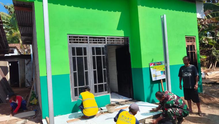 Lantai Mulai Berkeramik RTLH Pak Toid Capai 75 Persen