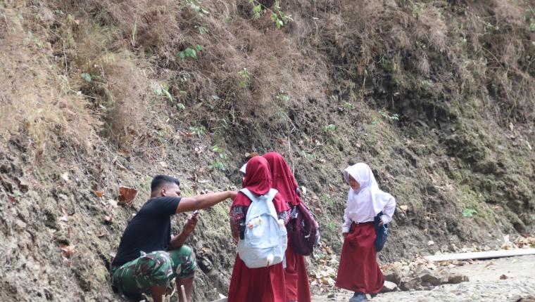 Dua Bocah Kembar Minta Salim Hangatkan Suasana TMMD Gumelem Kulon