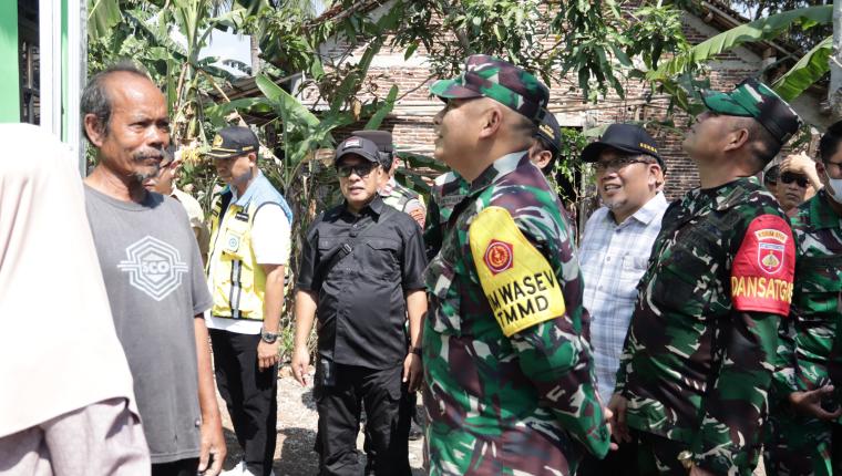 Dandim Nodelismen Hulu Dampingi Tim Wasev Saksikan Perubahan RTLH Pak Toid