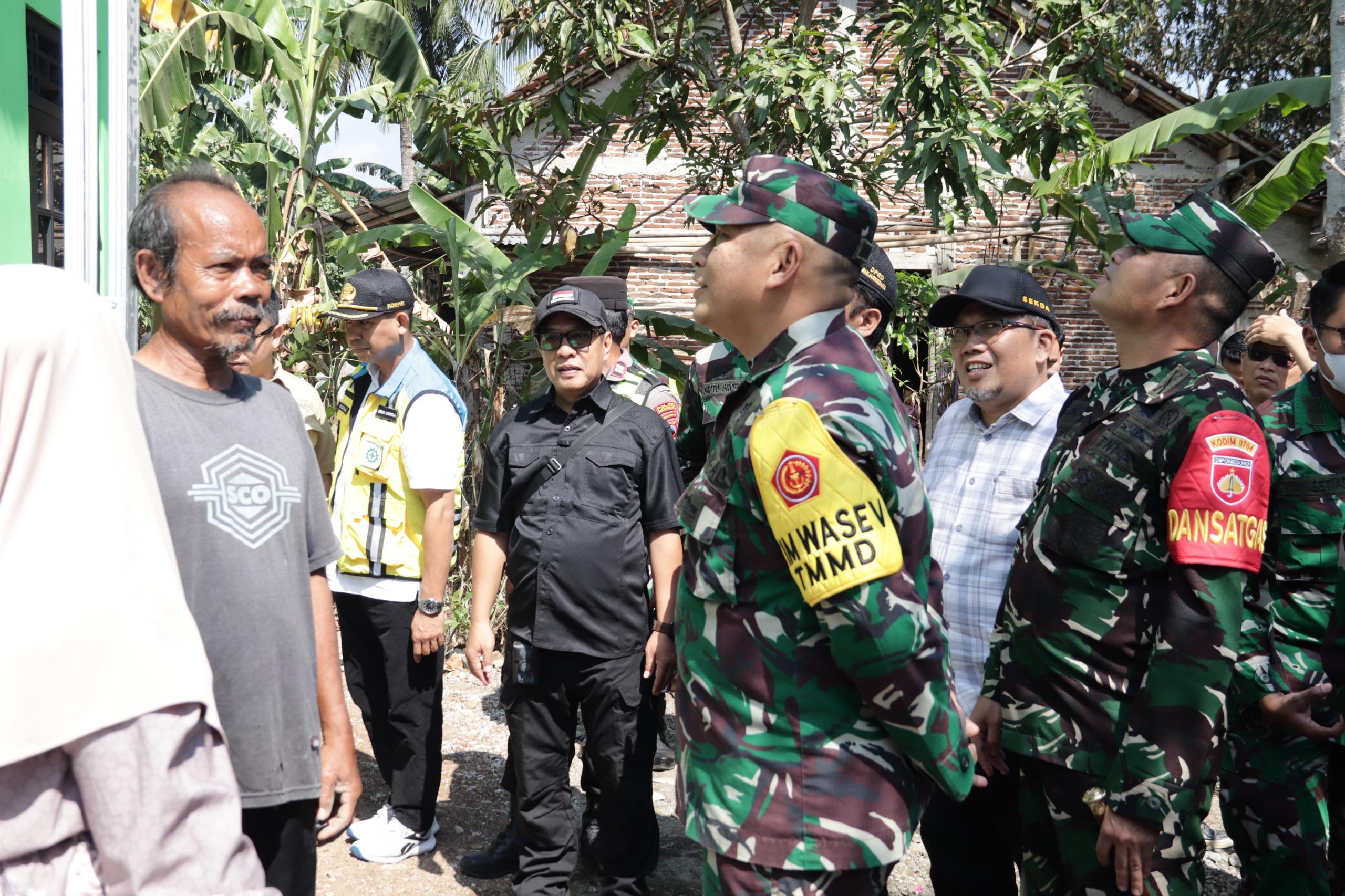 Dandim Nodelismen Hulu Dampingi Tim Wasev Saksikan Perubahan RTLH Pak Toid