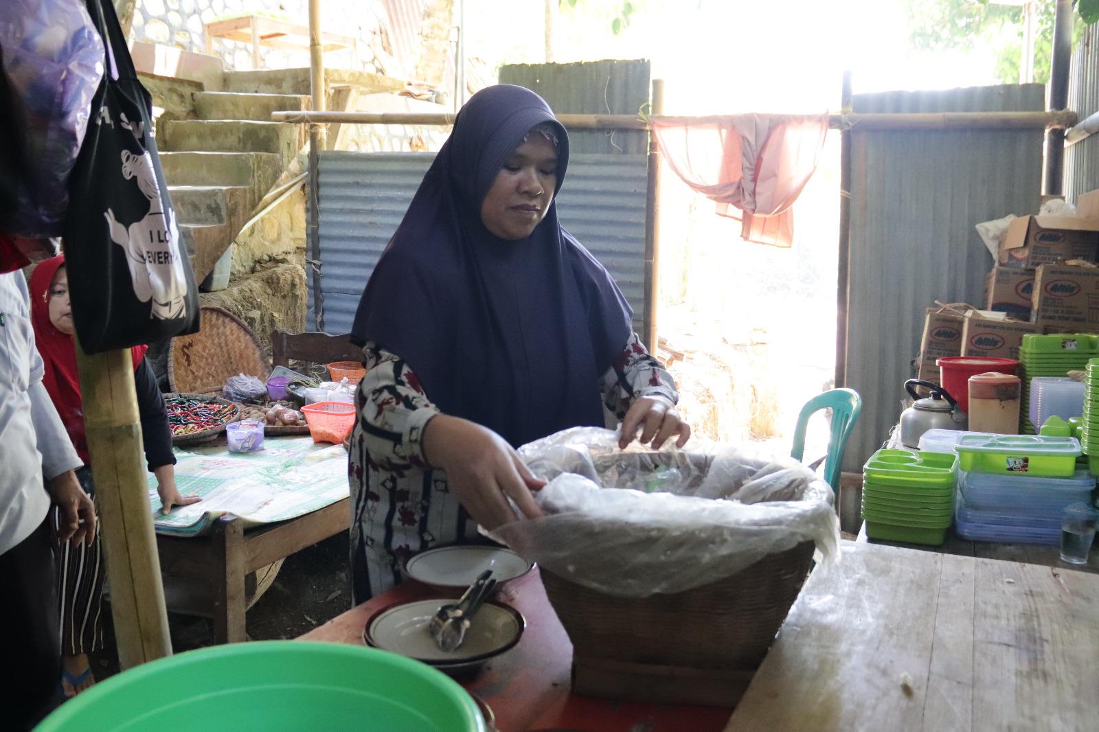 Dari Dapur Sederhana Bu Sartini Semangat Satgas TMMD Terus Menyala