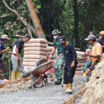 Pratu Agung Tak Kenal Lelah Angkong Terus Melaju Demi Rampungnya Jalan TMMD