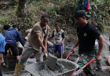 Angkong pun Harus Mengantre Sertu Simon Jaga Ritme Pengecoran TMMD