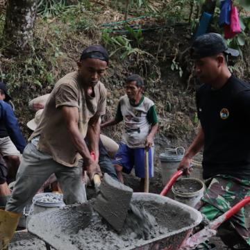 Angkong pun Harus Mengantre Sertu Simon Jaga Ritme Pengecoran TMMD
