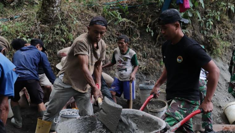 Angkong pun Harus Mengantre Sertu Simon Jaga Ritme Pengecoran TMMD