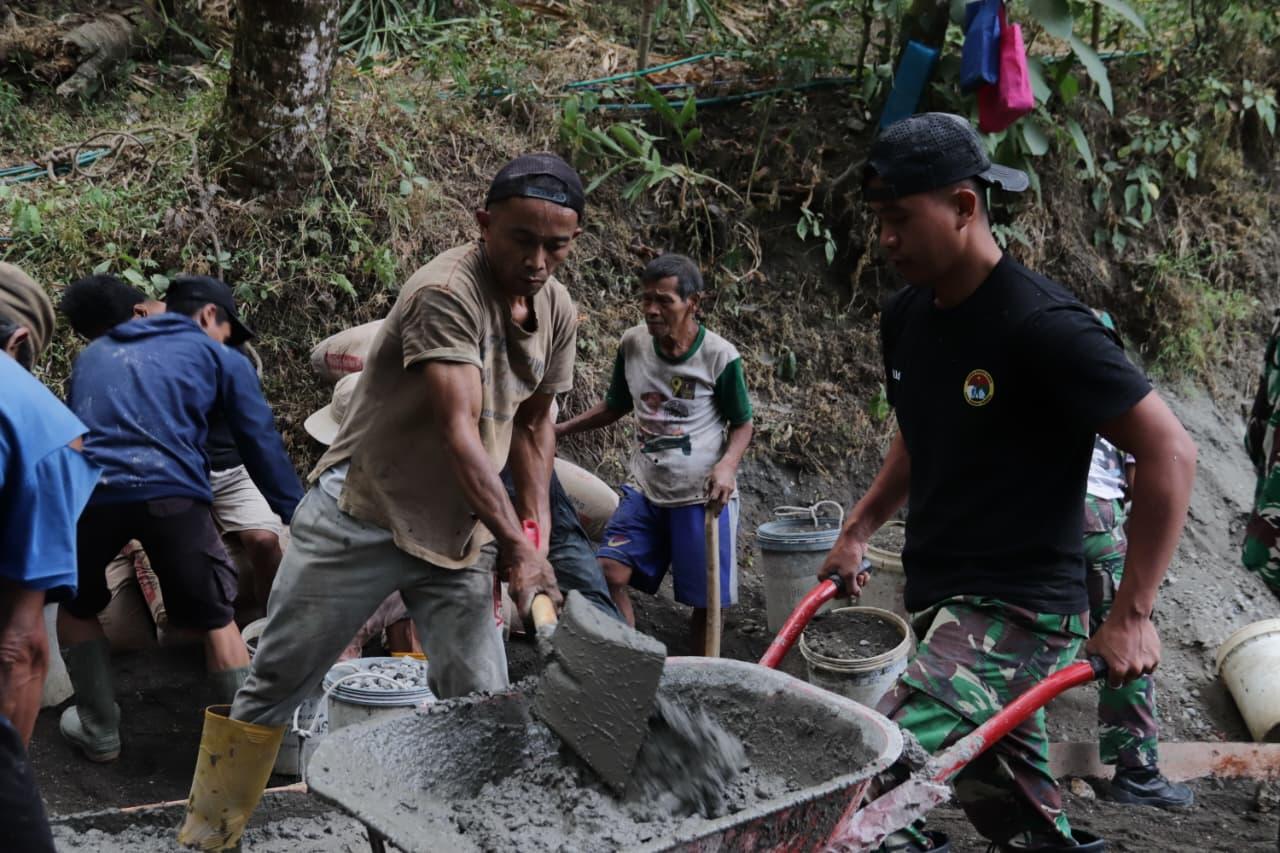 Angkong pun Harus Mengantre Sertu Simon Jaga Ritme Pengecoran TMMD