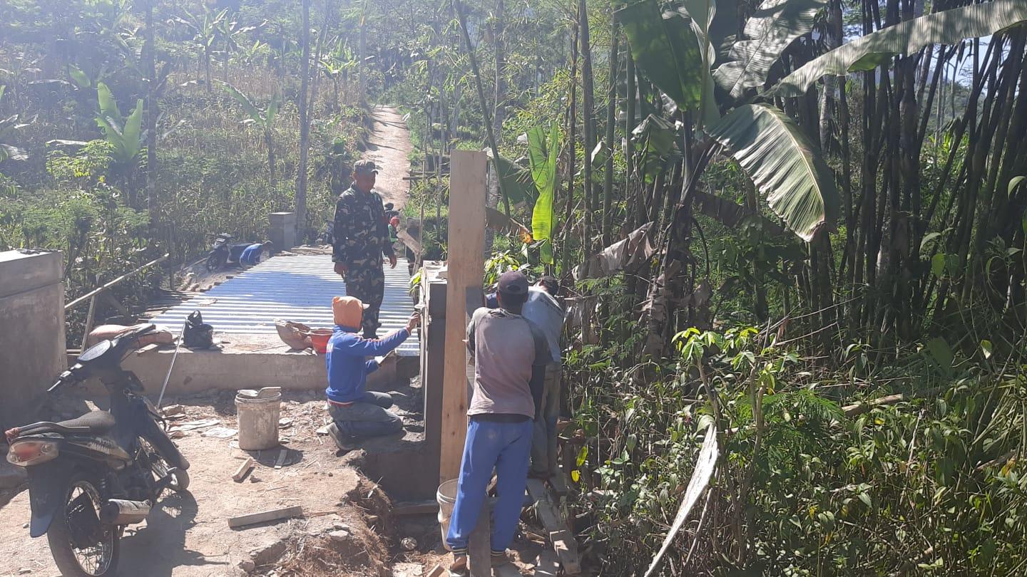 Dandim Banjarnegara Tinjau Pembangunan Jembatan Garuda Beton Sungai Jarompang