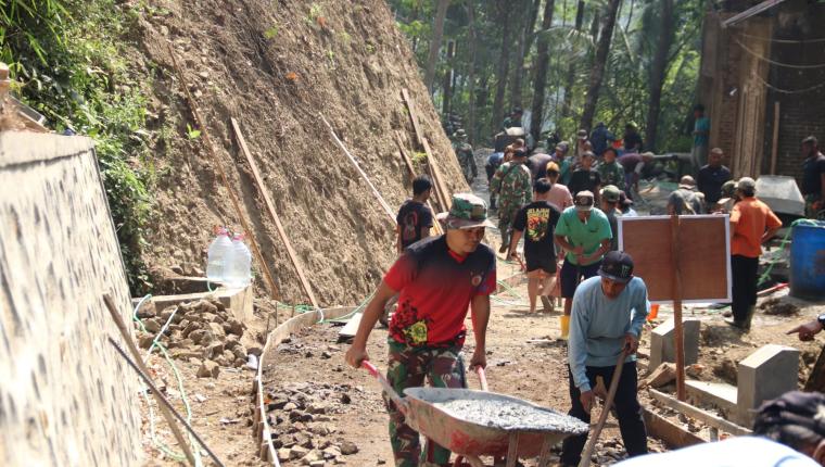 Angkong Tak Pernah Berhenti Semangat Pratu Angga Menggerakkan Pembangunan TMMD