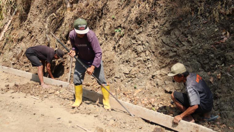 Perkuat Bekisting Pak Madrohim Pastikan Cor Beton TMMD Tetap Kokoh