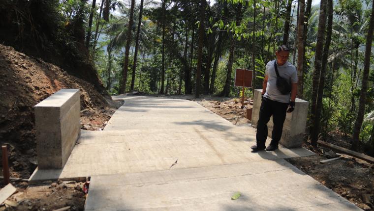 Tinggal Pengacian Brug TMMD Gumelem Kulon Siap Jadi Penghubung Harapan Warga