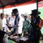 TMMD Bangkitkan Ekonomi Desa Dandim dan Wakil Bupati Tinjau Stan UMKM di Gumelem Kulon