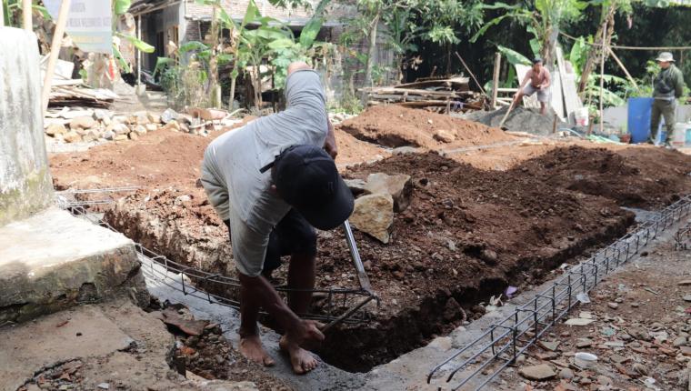 Tangan Risanto Ikut Merangkai Harapan Baru untuk Rumah Pak Toid