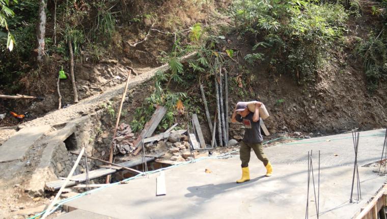 Rohadi Panggul Semen Demi Kelancaran Pengecoran Jalan TMMD