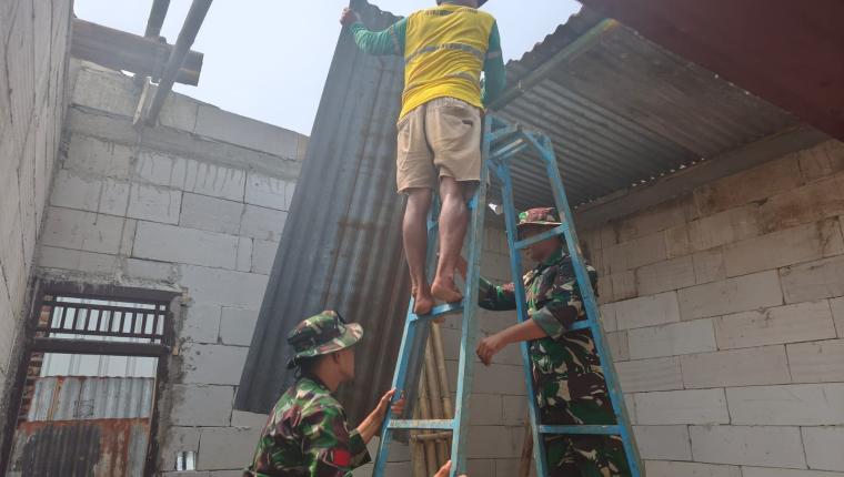 Atap Seng Mulai Terpasang Rumah Pak Toid Kian Mendekati Impian