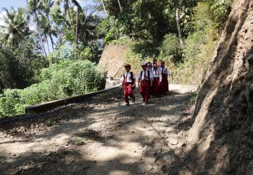 Langkah Kecil Fajar Menyambut Jalan Baru TMMD di Gumelem Kulon