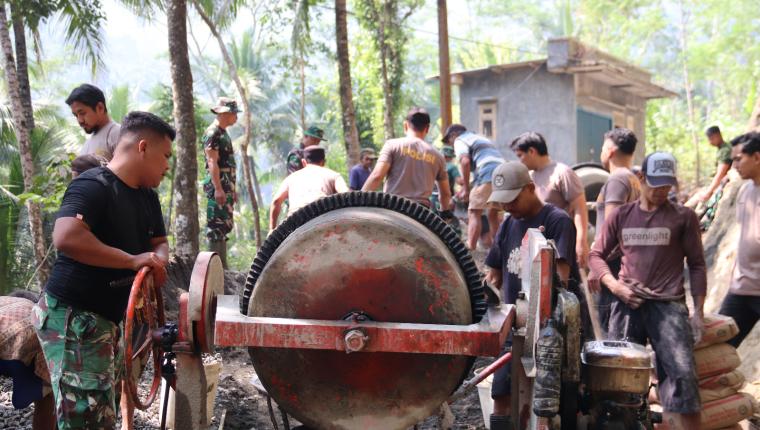TNI Polri dan Warga Gumelem Kulon Bersatu Jalan Impian Terus Dibangun