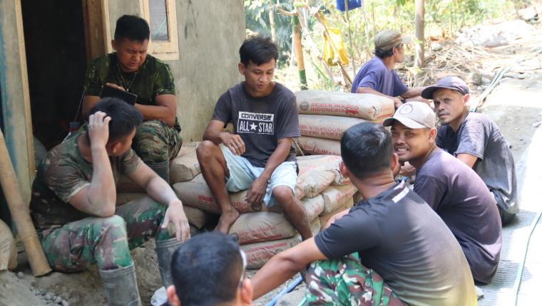 Di Tengah Lelah Canda dan Cerita Satgas TMMD Tetap Mengalir