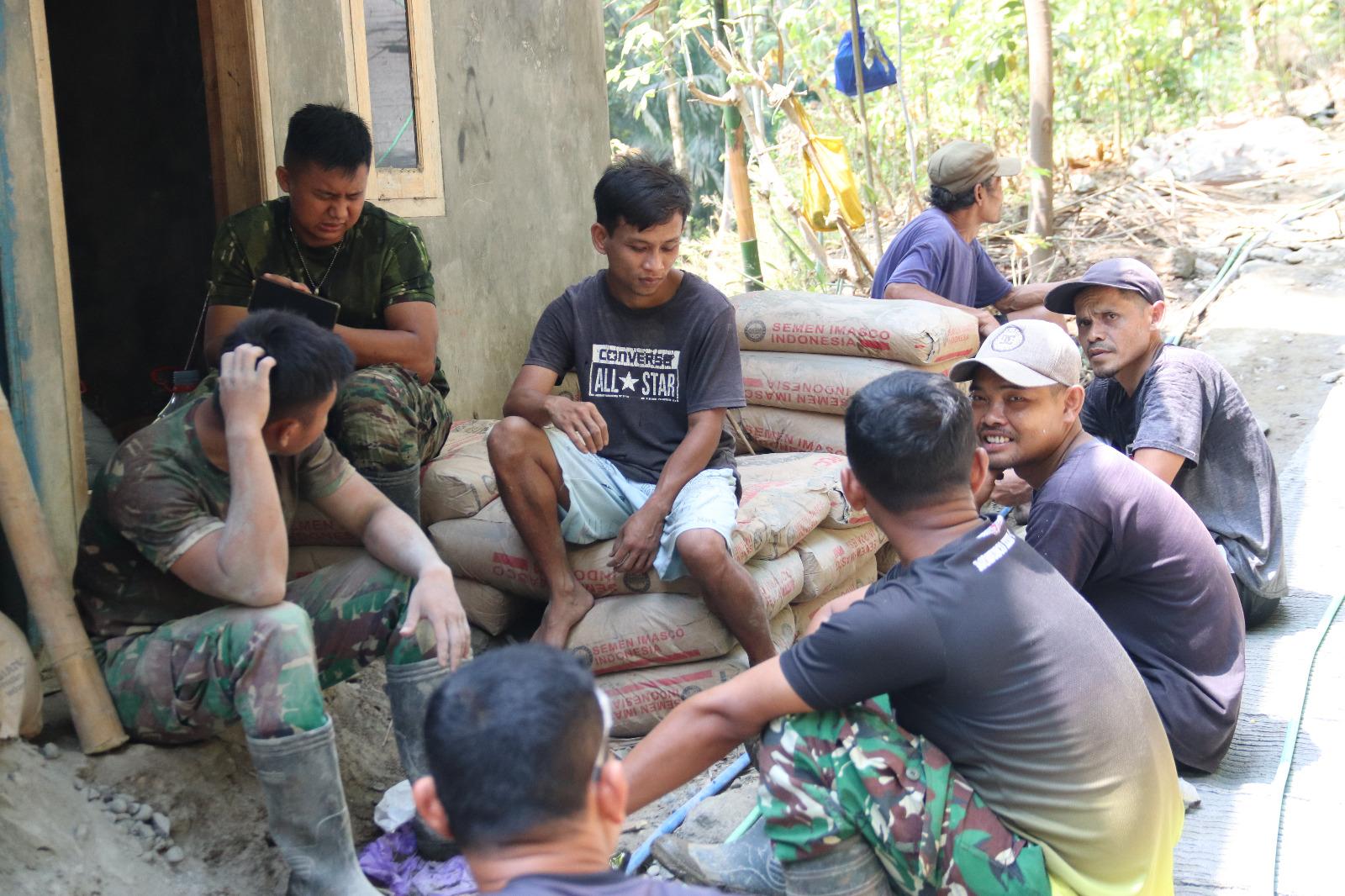 Di Tengah Lelah Canda dan Cerita Satgas TMMD Tetap Mengalir
