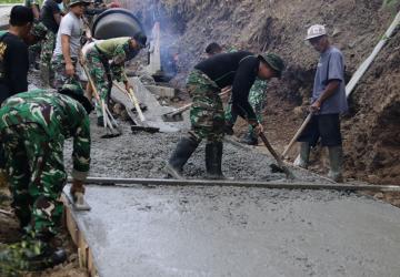 Lettu Inf Masrukin Pastikan Pembangunan Rabat Beton TMMD Capai 14 Persen