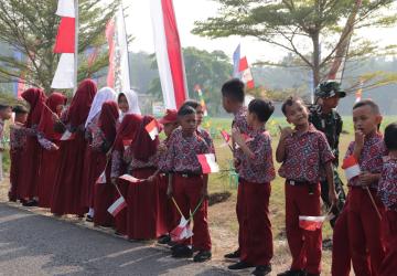 Pembukaan TMMD Reguler ke-129 Disambut Antusias Anak sekolah Serta Warga Gumelem Kulon