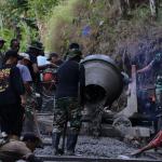 Tak Kenal Lelah di Balik Putaran Molen Pratu Dikki dan Pratu Vigo Menjaga Denyut Pembangunan TMMD di Gumelem Kulon