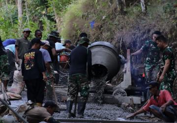 Tak Kenal Lelah di Balik Putaran Molen Pratu Dikki dan Pratu Vigo Menjaga Denyut Pembangunan TMMD di Gumelem Kulon