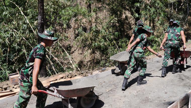 Angkong Jadi Andalan Gotong Royong TNI dan Warga Tak Kenal Lelah di Gumelem Kulon