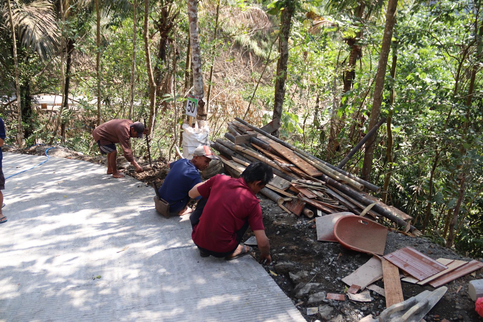Pembereman Rabat Beton Tahap Akhir Satgas TMMD Sempurnakan Jalan Warga Gumelem Kulon