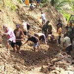 Gotong Royong Bangun Talud Sertu Agus dan Warga Gumelem Kulon Perkuat Lereng Demi Masa Depan Desa