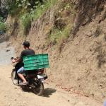 Sepiring Nasi dari Pak Ha Penyemangat Satgas TMMD di Tengah Terik Matahari