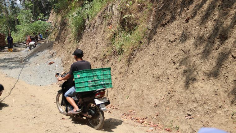 Sepiring Nasi dari Pak Ha Penyemangat Satgas TMMD di Tengah Terik Matahari