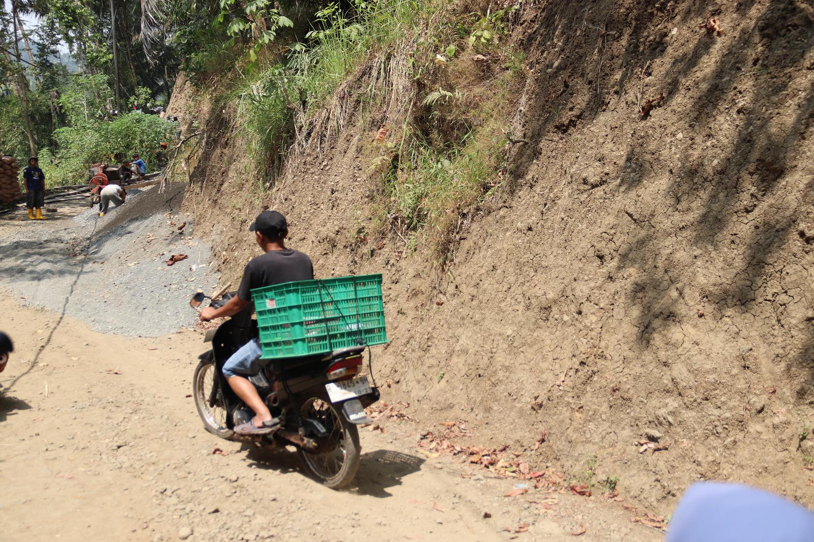 Sepiring Nasi dari Pak Ha Penyemangat Satgas TMMD di Tengah Terik Matahari