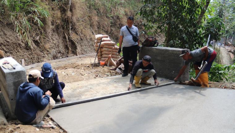 Tiada Hari Tanpa Lapangan Satgas dan Panlak Kawal Rabat Beton TMMD hingga Tuntas