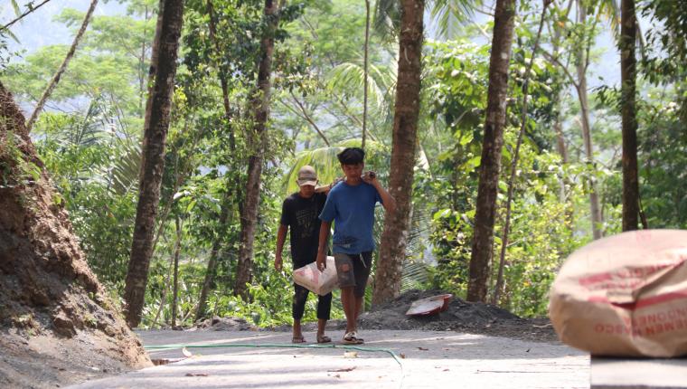Pikul Semen Demi Jalan Desa Jadi Kekuatan di Balik TMMD