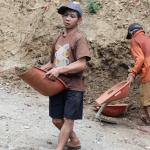 Minto Tak Kenal Lelah Langsir Tanah Demi Talud Kokoh untuk Desa