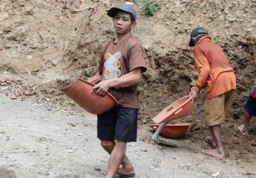 Minto Tak Kenal Lelah Langsir Tanah Demi Talud Kokoh untuk Desa